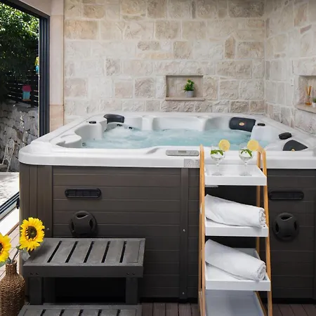 New! Falcon House, 3-bedroom With Heated 36 Sqm Pool, Jacuzzi, Finnish Sauna