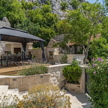 New! Falcon House, 3-bedroom With Heated 36 Sqm Pool, Jacuzzi, Finnish Sauna Villa Gornje Sitno