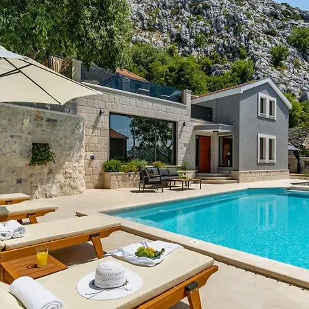 New! Falcon House, 3-bedroom With Heated 36 Sqm Pool, Jacuzzi, Finnish Sauna * Gornje Sitno