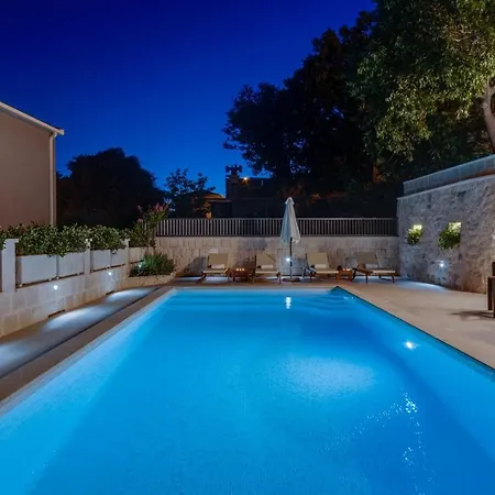 New! Falcon House, 3-bedroom With Heated 36 Sqm Pool, Jacuzzi, Finnish Sauna