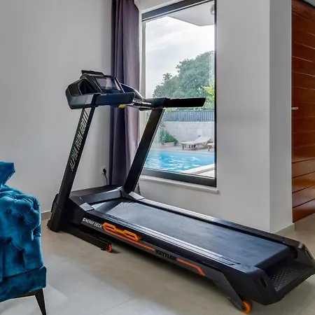 New! Falcon House, 3-bedroom With Heated 36 Sqm Pool, Jacuzzi, Finnish Sauna וילה