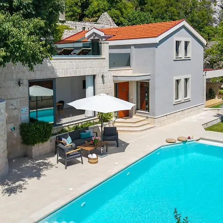 New! Falcon House, 3-bedroom With Heated 36 Sqm Pool, Jacuzzi, Finnish Sauna * Gornje Sitno